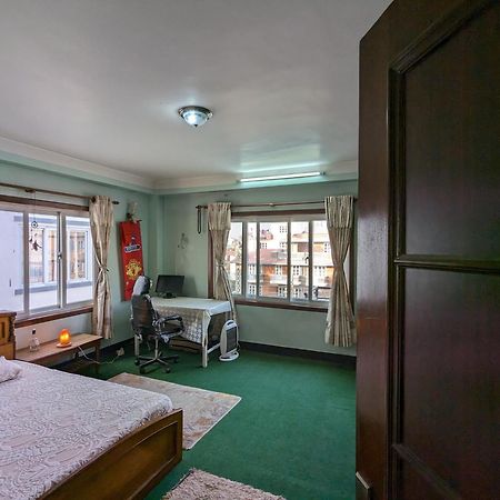 Family Home With Rooftop Access And Mountain View カトマンズ エクステリア 写真