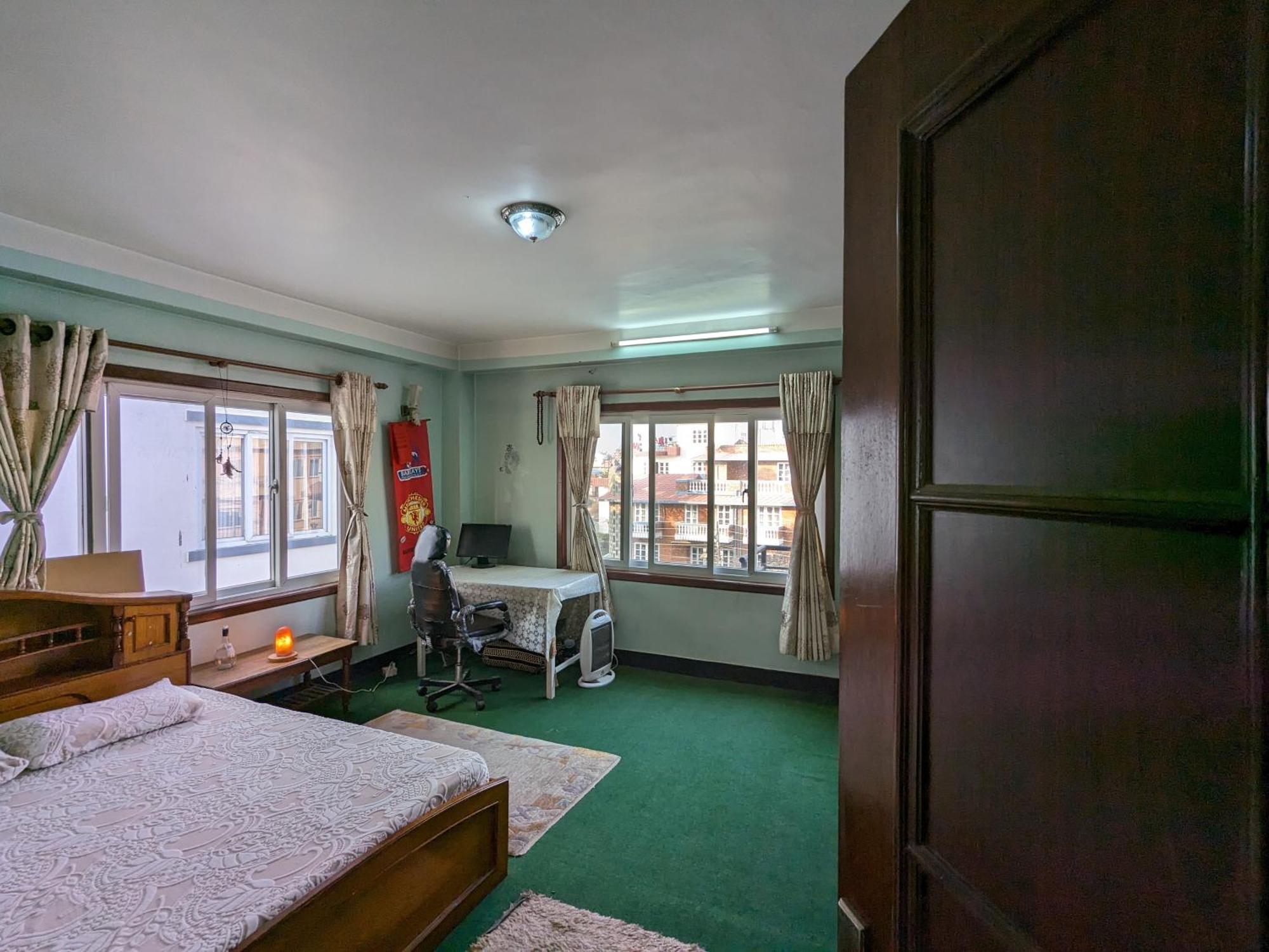 Family Home With Rooftop Access And Mountain View カトマンズ エクステリア 写真