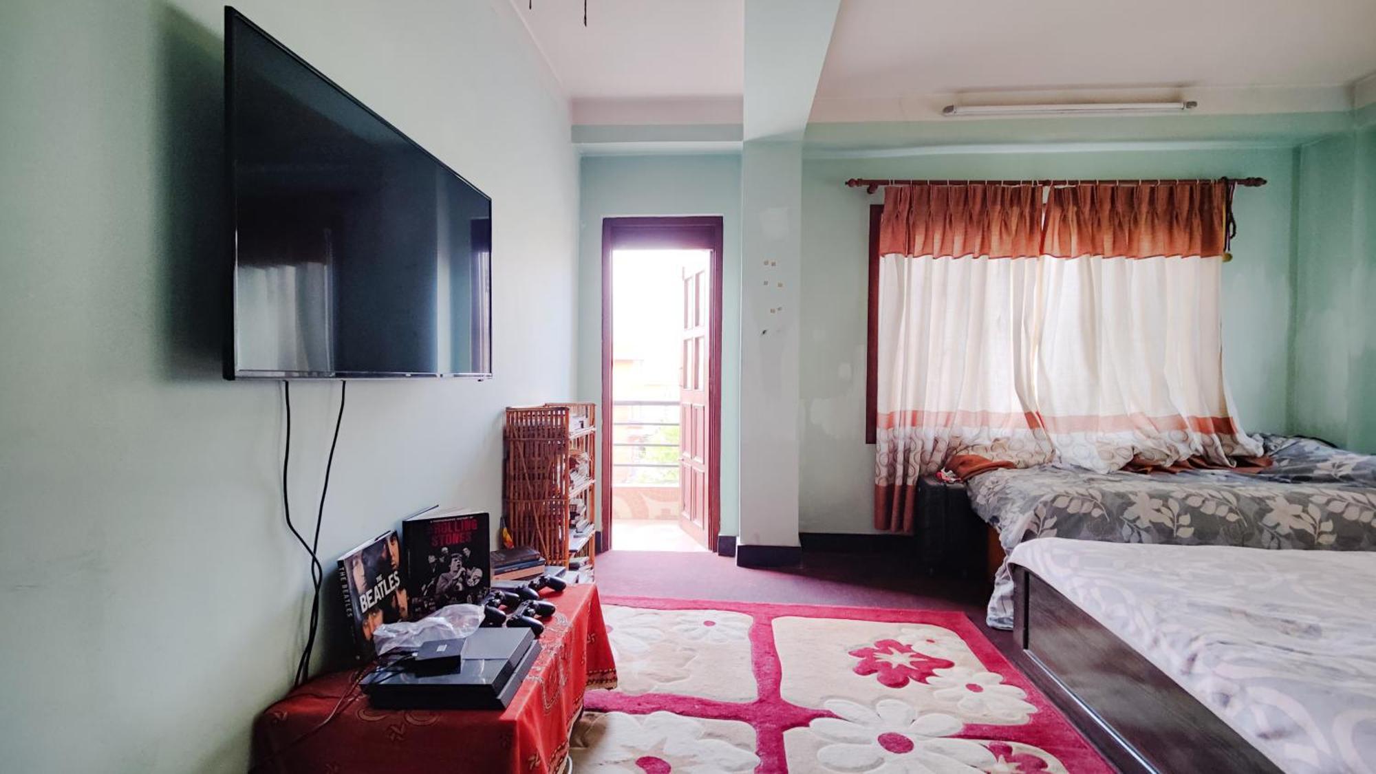 Family Home With Rooftop Access And Mountain View カトマンズ エクステリア 写真