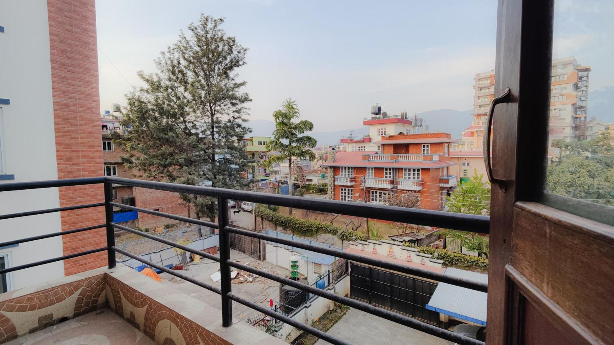 Family Home With Rooftop Access And Mountain View カトマンズ エクステリア 写真