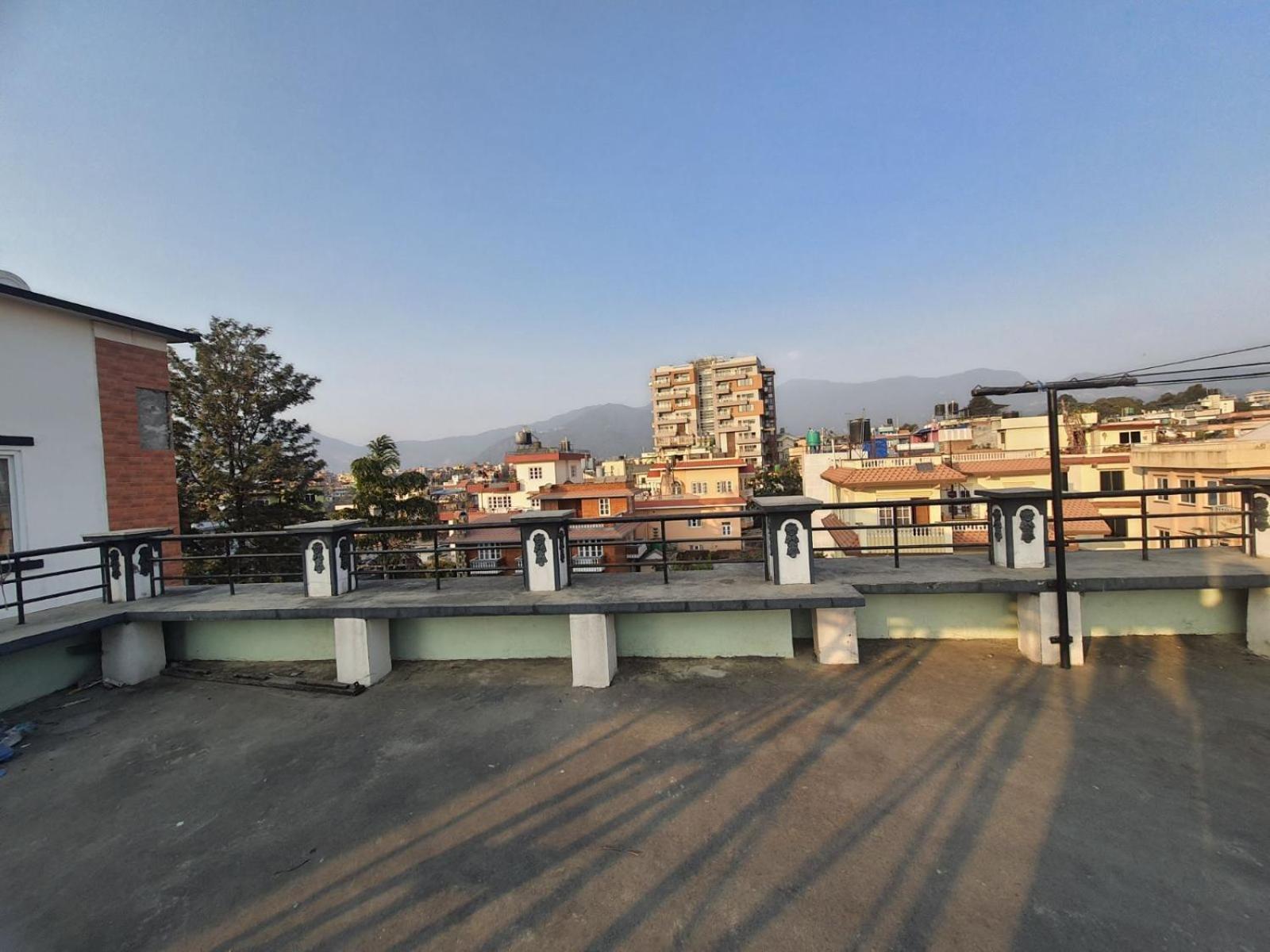 Family Home With Rooftop Access And Mountain View カトマンズ エクステリア 写真